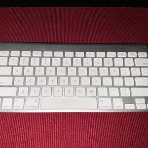 Slim Apple Wireless Keyboard in White and Silver